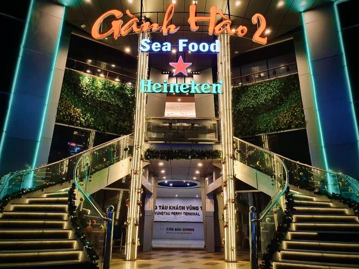 Không gian sang trọng với view biển tại Nhà Hàng Gành Hào