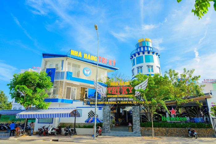 Không gian sang trọng tại Nhà Hàng Tri Kỷ
