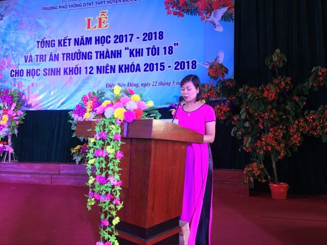 Hình ảnh bài phát biểu tổng kết năm học của hiệu trưởng THPT