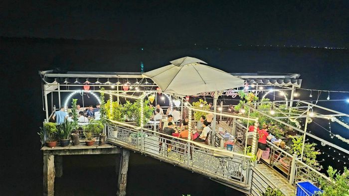 Góc ảnh đẹp mê ly tại Quán Ăn Gia Đình Sao Việt