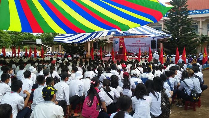 Khuôn viên xanh mát của Trường THCS Ea Yông