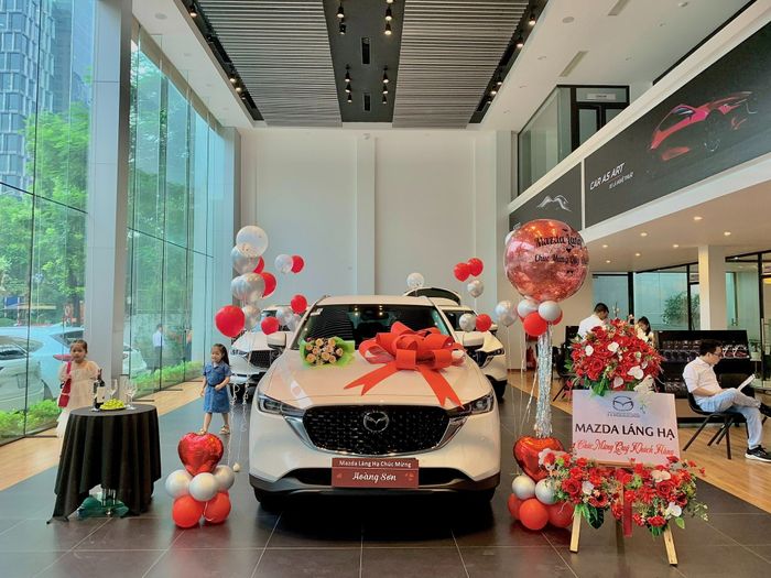 Không gian trưng bày sang trọng tại Mazda Láng Hạ
