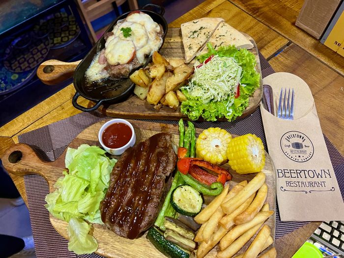 Beertown Restaurant & Pub ảnh 1 - Khoảnh khắc đẹp ghi lại không gian sang trọng cùng những món ăn trình bày nghệ thuật