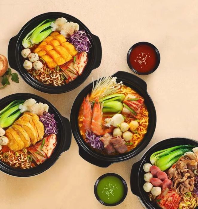 Những món ăn kèm đặc sắc và không gian ấn tượng tại Mì Cay Sasin