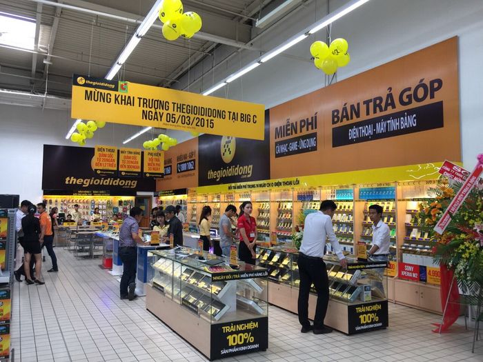 Không gian mua sắm hiện đại tại Thế Giới Di Động