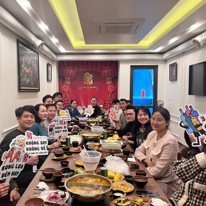 Khách thưởng thức bữa ăn tại nhà hàng - Ảnh 1