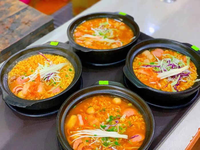 Không gian ấm cúng và những tô mỳ cay bốc khói tại Phố Mỳ Cay Seoul
