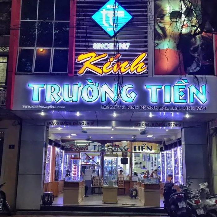 Không gian sang trọng tại showroom Kính Trường Tiền
