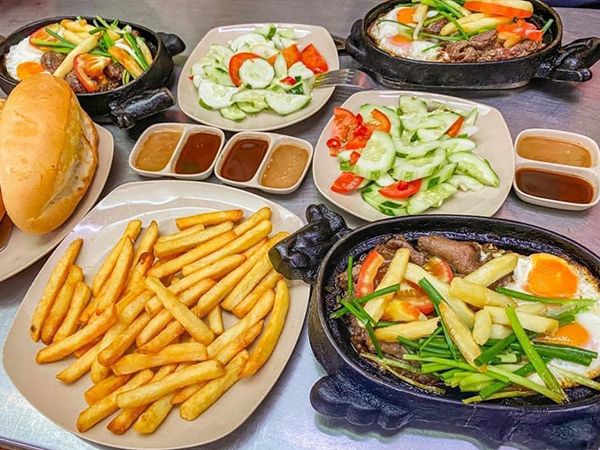 Bít tết Ngọc Hiếu ảnh 2 - Khung cảnh ấm cúng với những bàn ăn được bày biện tinh tế, nơi hương vị bò bít tết đặc trưng quyện cùng không khí cổ kính của Hà Nội xưa.