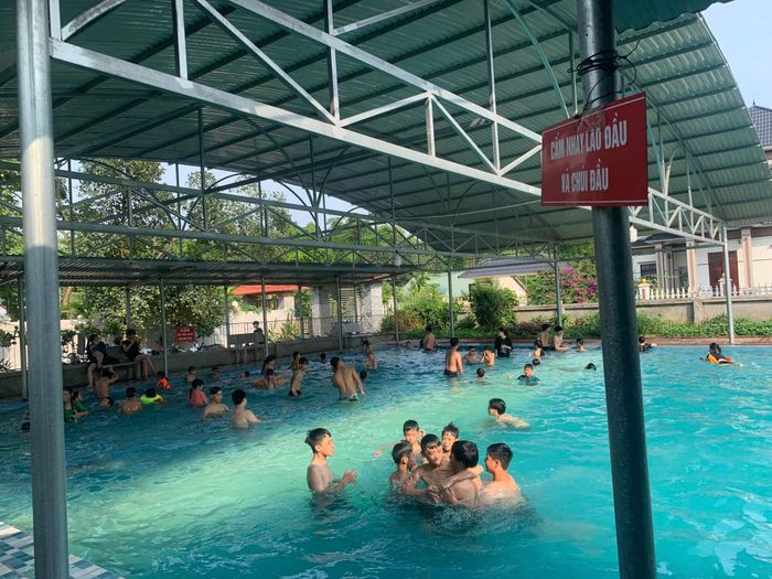 Bể bơi Đức Tính ảnh 1
