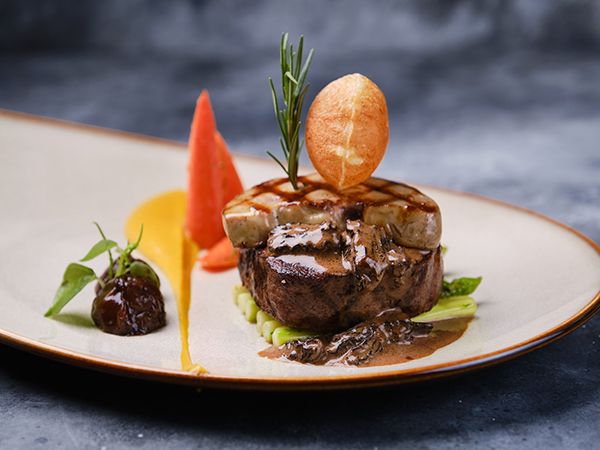 Moo Beef Steak Hanoi ảnh 2 - Khung hình ghi lại khoảnh khắc những miếng bít tết vàng ươm tỏa hương thơm ngào ngạt, hòa quyện cùng không gian ấm cúng.