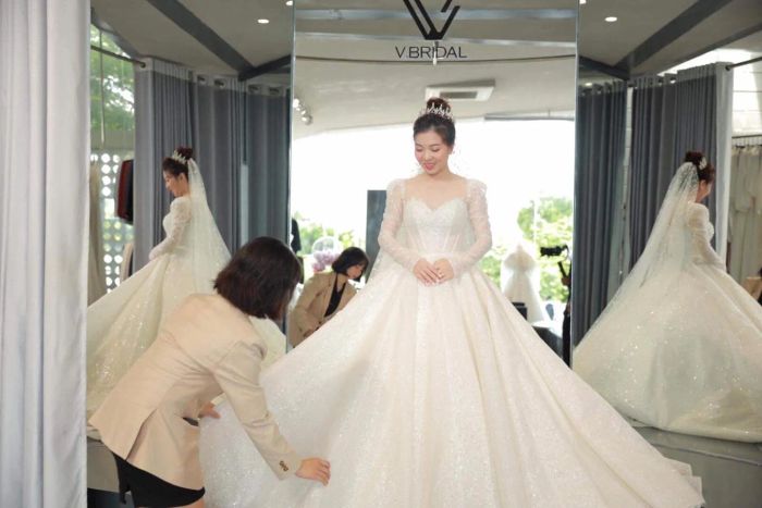 V. Bridal ảnh 1