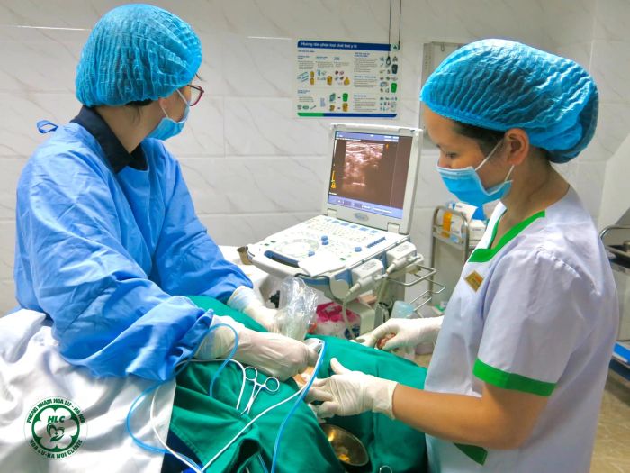 Hình ảnh đội ngũ y bác sĩ chuyên nghiệp tại Phòng Khám Hoa Lư