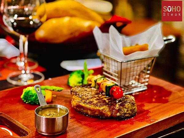 SOHO Steak ảnh 2 - Khung hình ghi lại khoảnh khắc những miếng bít tết vàng ruộm trên chảo nóng, tỏa hương thơm quyến rũ giữa không gian sang trọng.