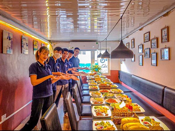 Luna steak ảnh 1 - Góc nhìn đầu tiên về không gian ấm cúng với những bàn ăn được bài trí tinh tế, nơi những miếng bít tết vàng ươm đang tỏa hương thơm ngào ngạt.