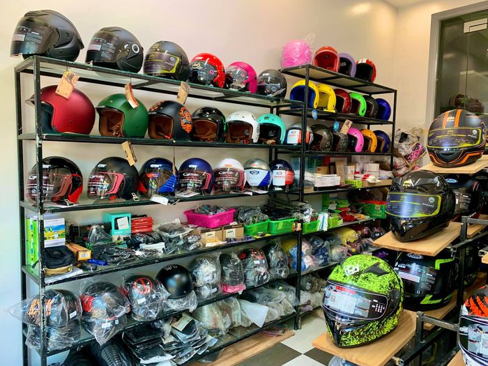 Không gian trưng bày ấn tượng tại Lốp Phượt Store