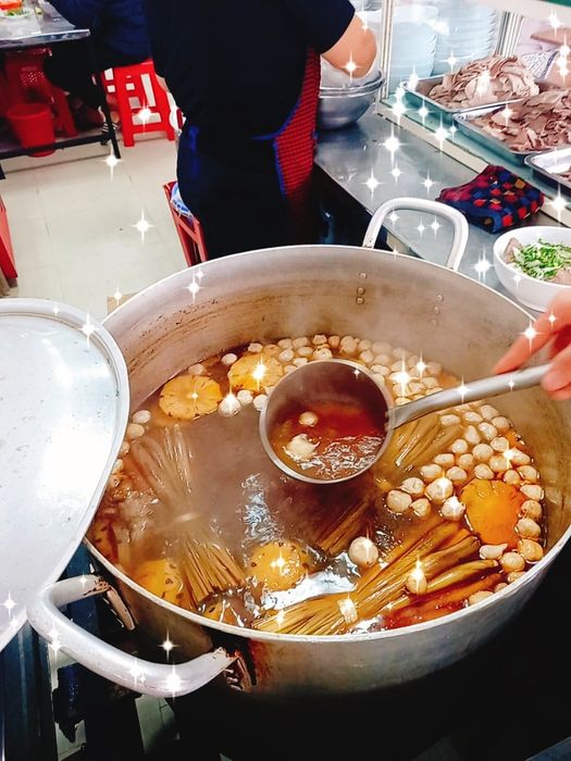 Hình ảnh không gian ấm cúng tại quán Sông Hương