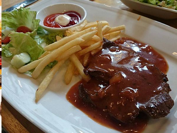 Cube Beefsteak and Drinks ảnh 2 - Khung hình nghệ thuật ghi lại khoảnh khắc những miếng bít tết vàng ươm tỏa hương thơm ngào ngạt, hòa quyện cùng không gian ẩm thực sang trọng.
