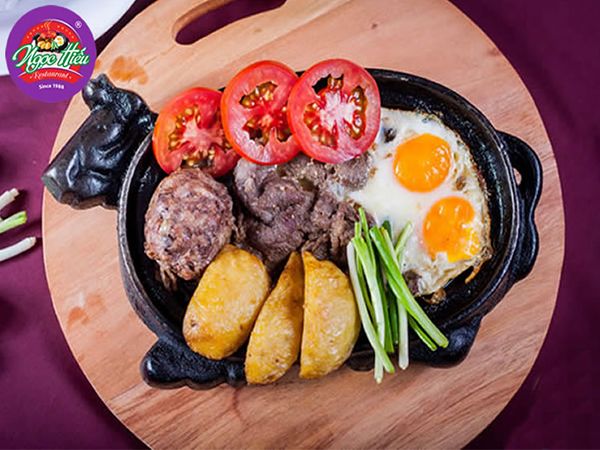 Bít tết Ngọc Hiếu ảnh 1 - Góc nhìn đầu tiên về thương hiệu bít tết lâu đời, nơi những miếng thịt bò vàng ươm trên chảo gang tỏa khói nghi ngút đánh thức mọi giác quan.