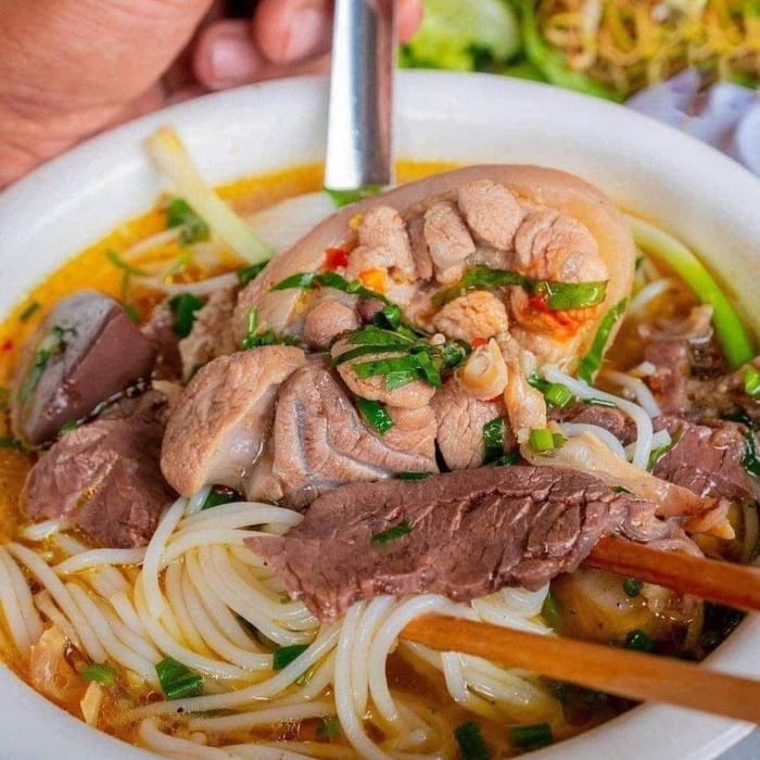 Hình ảnh tô bún bò Huế đầy đặn tại Sông Hương