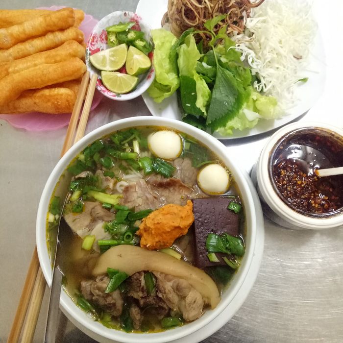 Hình ảnh tô bún bò Huế thơm ngon tại Như Vân