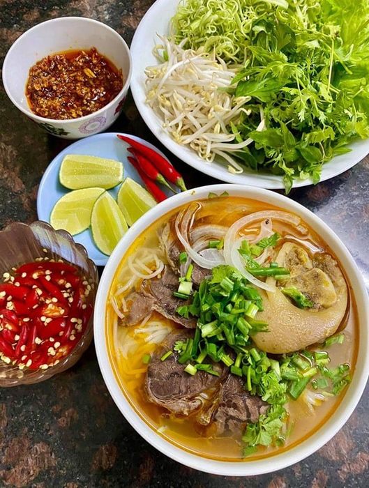 Hình ảnh tô bún bò Huế thơm ngon tại Sông Hương