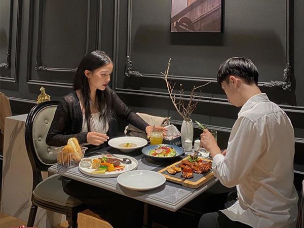 Không gian ấm cúng tại Gent Steak qua góc máy thứ hai