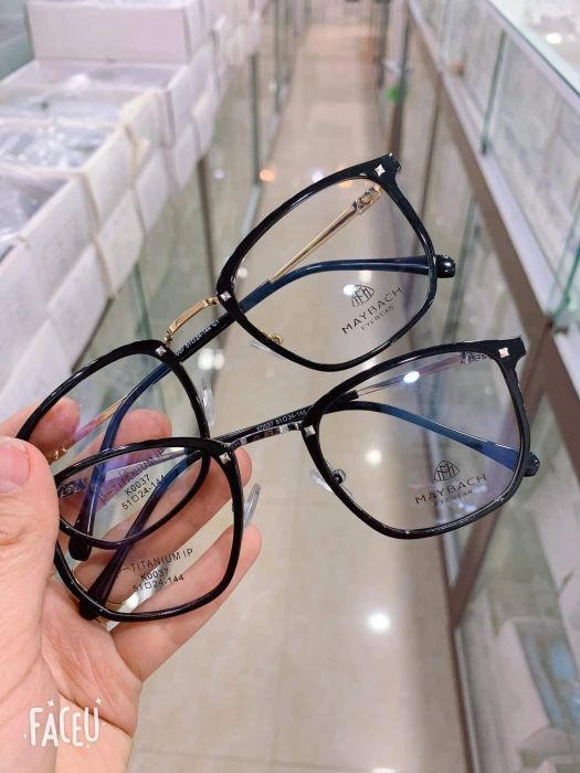 Góc trưng bày sản phẩm cao cấp tại Kính Thuốc Anh Khuê