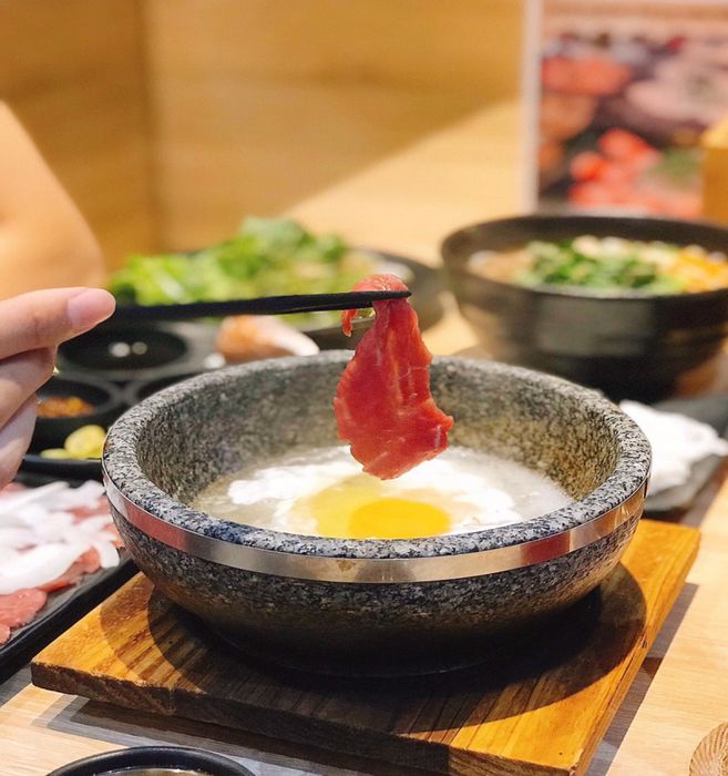 Phở Gia Truyền Thố Đá Sơn Lâm - Một góc nhìn khác về món phở độc đáo, với nước dùng đậm đà trong thố đá, tạo nên trải nghiệm thú vị cho thực khách. Thịt bò tươi ngon, sợi phở dai mềm, hòa quyện trong không gian ấm cúng, làm cho bữa ăn thêm phần đáng nhớ.