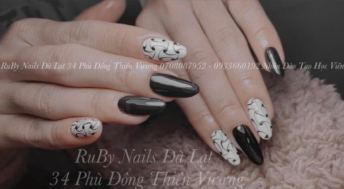 RuBy Nail - Khoảnh khắc đẹp 2: Không gian sang trọng và quy trình chăm sóc móng chuyên nghiệp đạt tiêu chuẩn cao.
