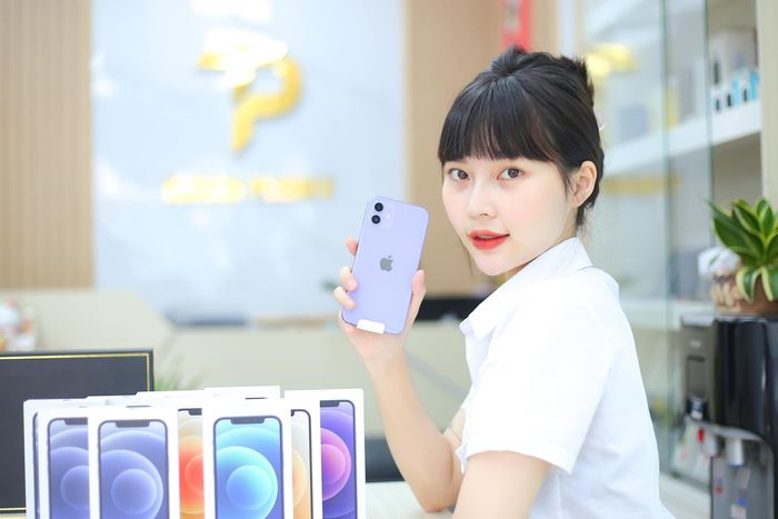 Không gian showroom hiện đại tại TP Mobile