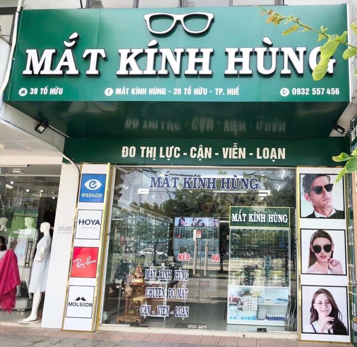 Ảnh góc cửa hàng Mắt Kính Hùng - Không gian sang trọng với hàng ngàn mẫu gọng kính đẹp