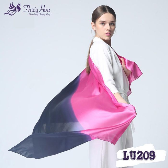 Khăn choàng Thiều Hoa - Mẫu hình ảnh thứ 3 đầy ấn tượng