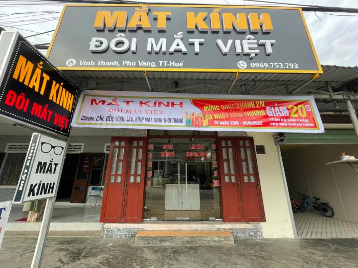 Góc trưng bày sản phẩm đa dạng tại Mắt Kính Đôi Mắt Việt