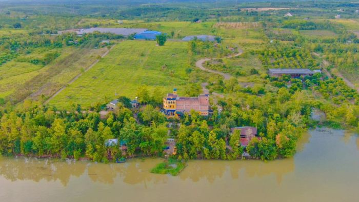 Không gian cắm trại ven sông tại Lâu Đài Yến