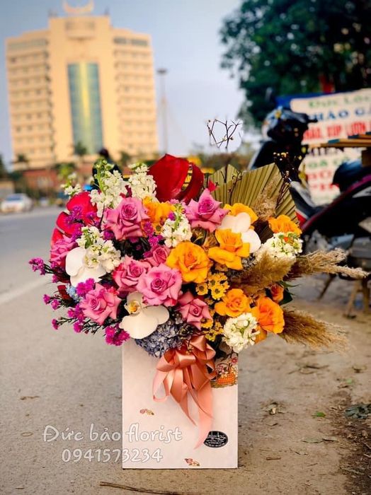 Không gian tràn ngập sắc hoa tại Calucky Flower