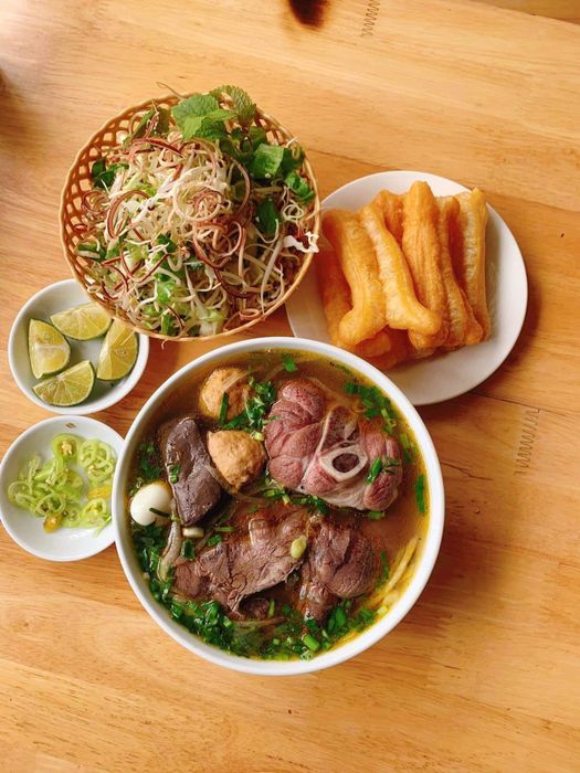 Hình ảnh tô bún bò Huế thơm ngon tại Sông Hương