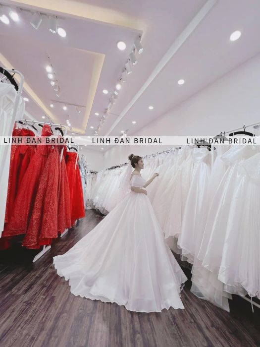LINH ĐAN BRIDAL – Hình ảnh váy cưới lung linh – Góc nhìn 1
