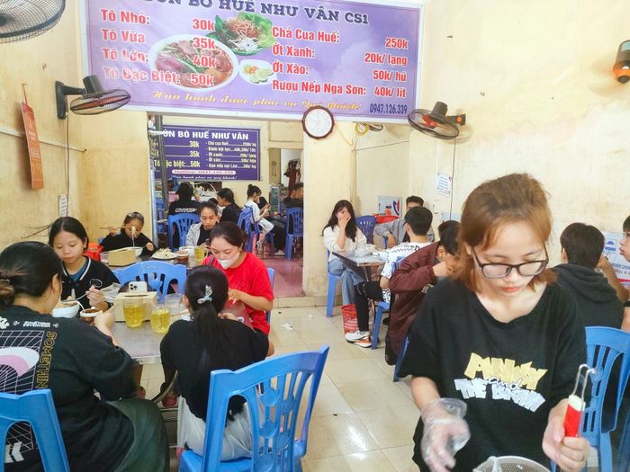 Hình ảnh tô bún bò Huế đầy màu sắc tại Như Vân