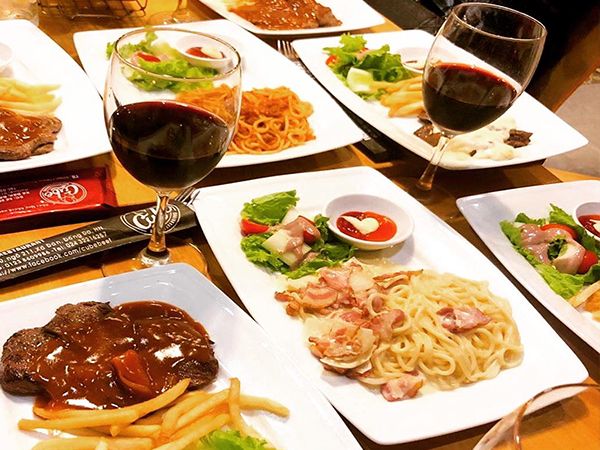 Cube Beefsteak and Drinks ảnh 1 - Góc nhìn đầu tiên về không gian sang trọng với những bàn tiệc được bài trí tinh tế, nơi nghệ thuật ẩm thực và thiết kế hòa quyện.