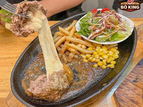 BÒ KING Beefsteak ảnh 1 - Góc nhìn đầu tiên về vương quốc bò bít tết, nơi những miếng thịt bò Mỹ vàng ươm tỏa khói nghi ngút trên chảo gang nóng hổi.