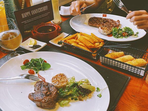 Không gian ấm cúng tại RICO Steakhouse qua góc ảnh thứ hai