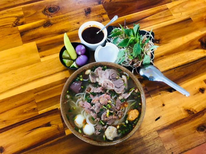 Hình ảnh tô bún bò Huế đậm đà tại Thượng Uyển