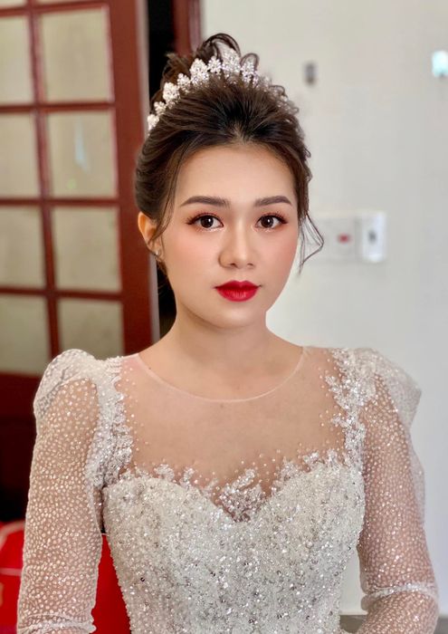 Thu Thương MakeUp Store - Ánh hào quang trong bức ảnh thứ hai
