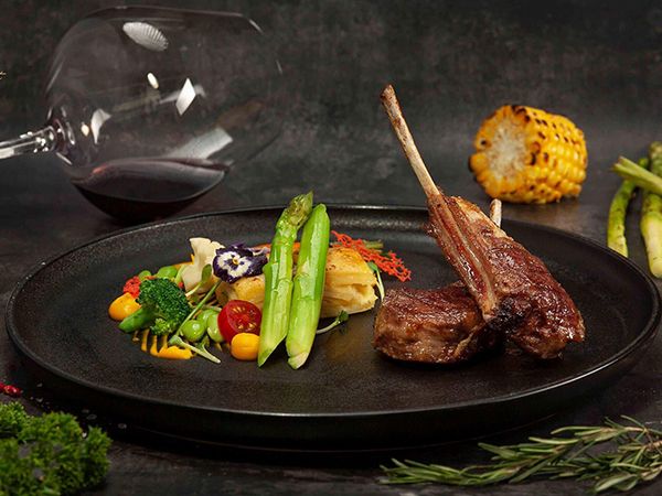 Flamant Bistro ảnh 2 - View tuyệt đẹp hướng ra Hồ Tây, nơi bữa tối trở nên lãng mạn hơn dưới ánh hoàng hôn vàng óng.