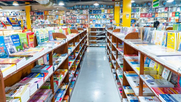 Không gian mua sắm rộng lớn tại Nhà sách Tiến Thọ