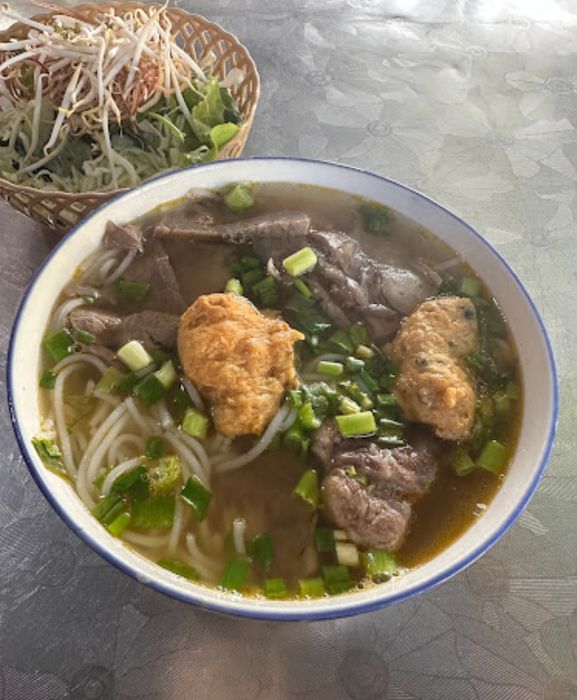 Hình ảnh tô bún bò Huế thơm ngon tại Trang Huế