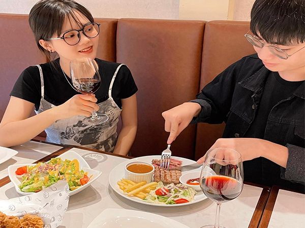STEAK ME ảnh 2 - Khung cảnh ấm cúng với những bàn tiệc được bày trí tinh tế, nơi hương thơm từ những miếng bít tết vàng ruộm quyến rũ mọi giác quan.