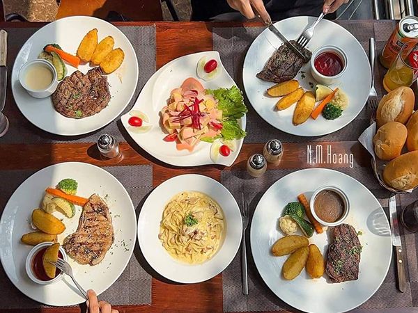 Không gian ấm cúng và sang trọng tại Family Steak House qua góc ảnh thứ hai