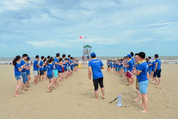 Hình ảnh hoạt động team building đầy năng lượng từ Viet Link Event